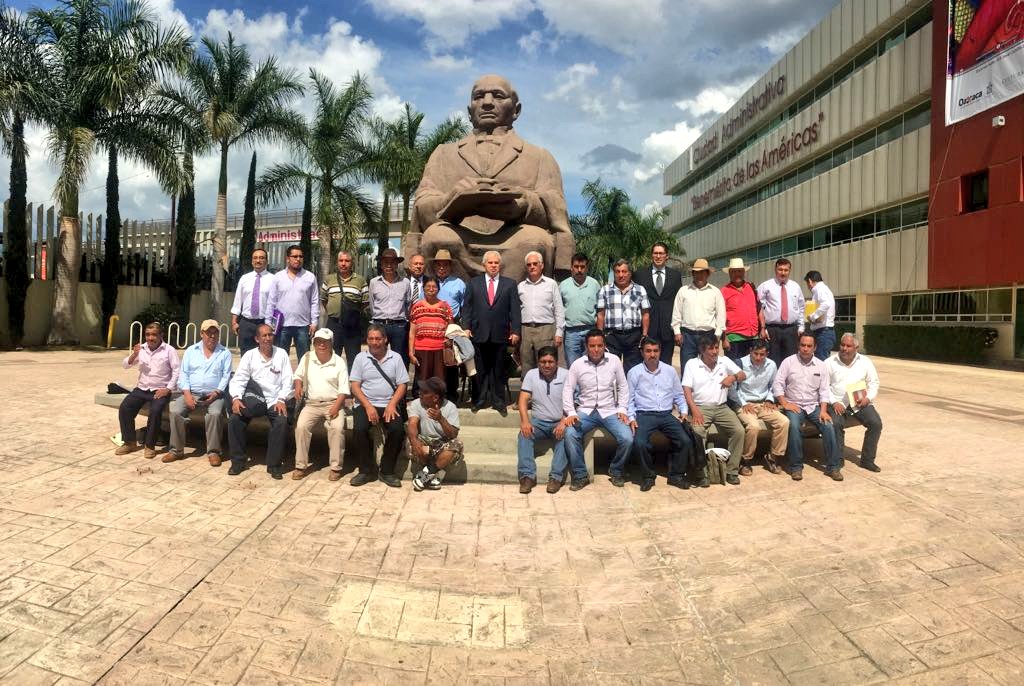Revista_Tucan's tweet photo. Logra @SEGEGO_GobOax acuerdo de paz entre comunidades de #Tamazulapan del Espíritu Santo y San Pedro con San Pablo Ayutla #OAXACA https://t.co/cghrZ7pOdI