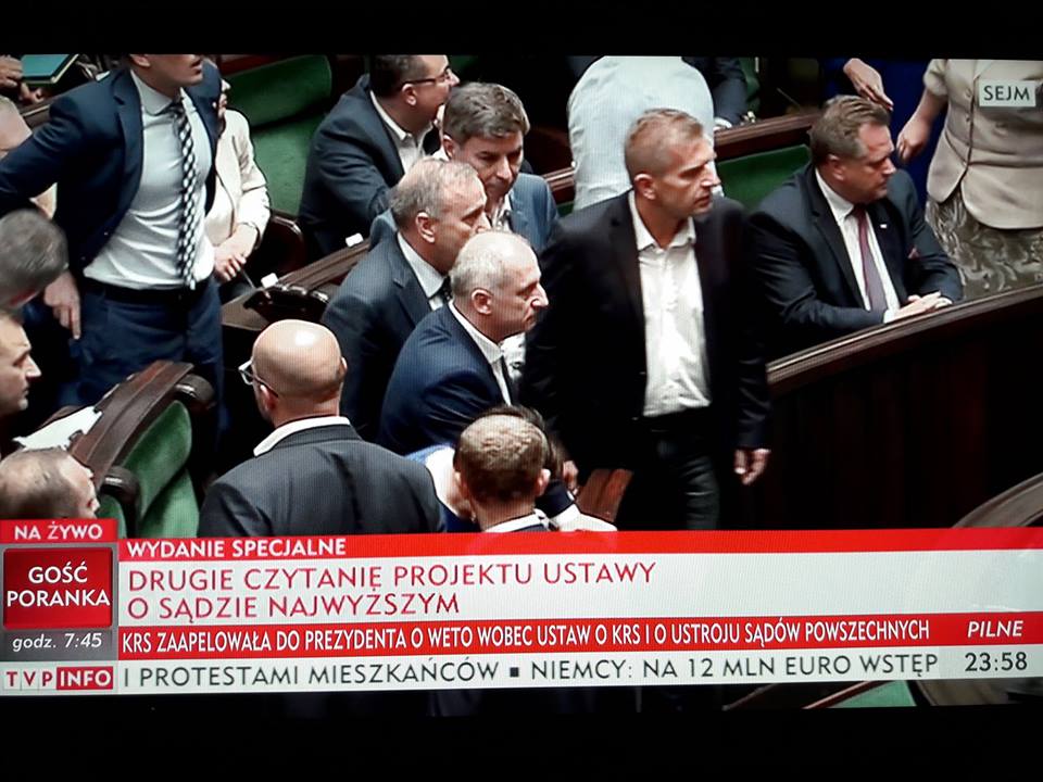 jan_czapski's tweet photo. Patrzcie, jakie bojowe sukinsyny! A #Kitras to w ogóle chyba jakiś nowy #stuff dostał, albo dilera zmienił... https://t.co/EZsjjvGqMR