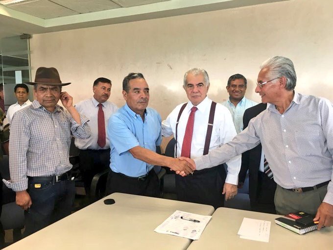 jaimeguerrero08's tweet photo. Titular de la @SEGEGO_GobOax, @HectorA_Mafud, logra acuerdo de paz entre #TamazulapandelEspírituSanto y SanPedroySanPabloAyutla. @ELPINERO https://t.co/PAMtN4USWH