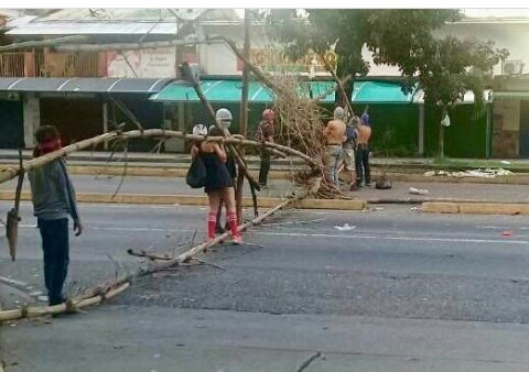 TECNOLOCOFUL's tweet photo. #ConstituyenteAntiimperialista. Siete drogadictos impiden que miles de ciudadanos de Naguanagua vayan a trabajar. @Vence_de_nuevo @lubrio https://t.co/rsmC6gBPYR