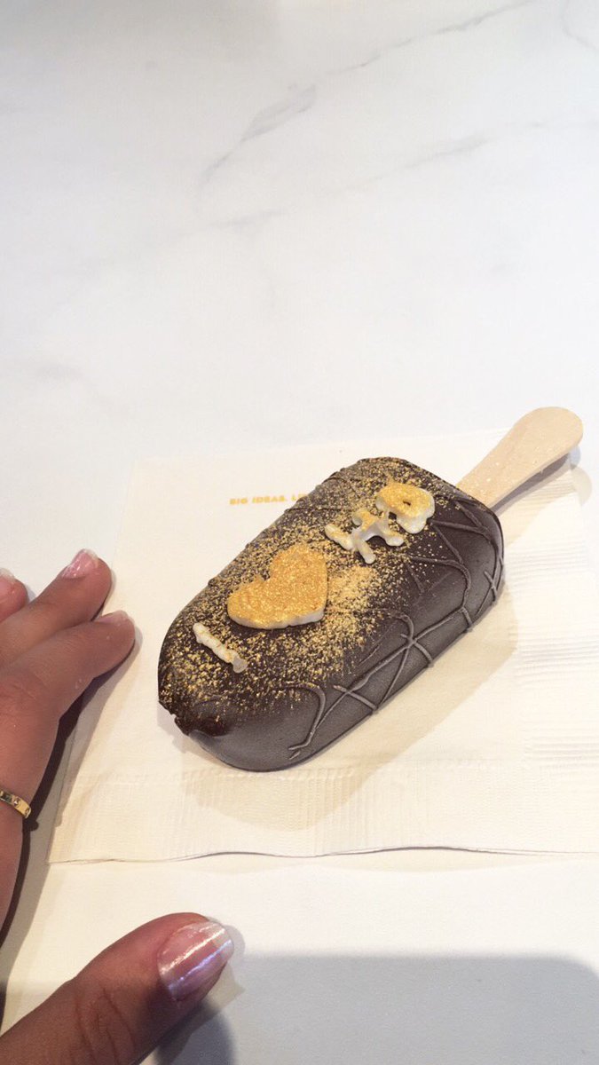 feliciaaug's tweet photo. Visited #BarHD and I have to say #ThumbsUp ✨✨✨ @HaagenDazs_US https://t.co/WGb2DZZ8Xt