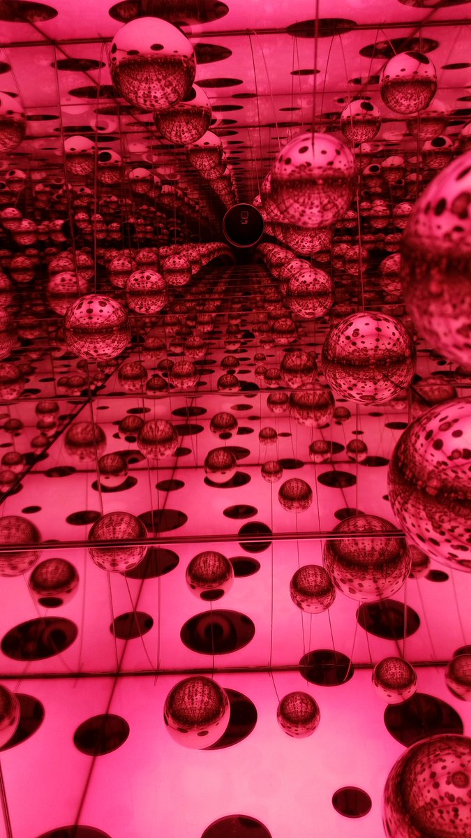 Dirk_Matter's tweet photo. From Yayoi Kusama's Infinity Mirrors exhibition at Seattle Art Museum.
#infinitekusama #iheartsam #YayoiKusama https://t.co/idWlQzJt97