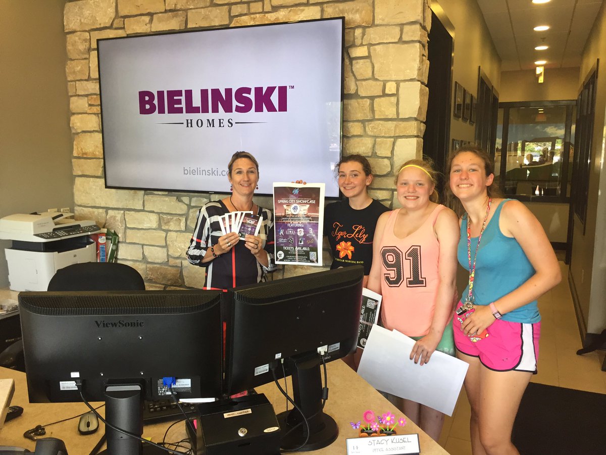 WNHSFlutes's tweet photo. Bielinski Homes helping us show off our awesome show! #springcityshowcase @DCIWaukesha https://t.co/Pn6gngTTXz