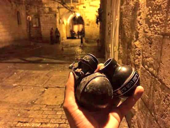 İşgalci israil Kudüs te Filistinli müslümanlara saldırdı .
50 civarı yaralı var 
Yaralıların 1 tanesi ağır