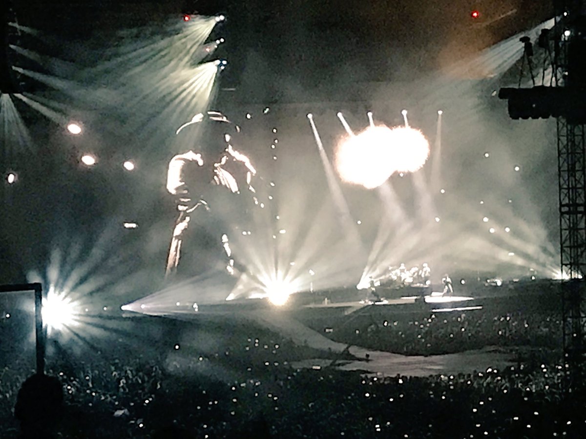 Manel_Trias's tweet photo. Genials! #U2BCN #U2TheJoshuaTree2017 #U2 #Barcelona #musicnonstop https://t.co/ytJmAIpOwe