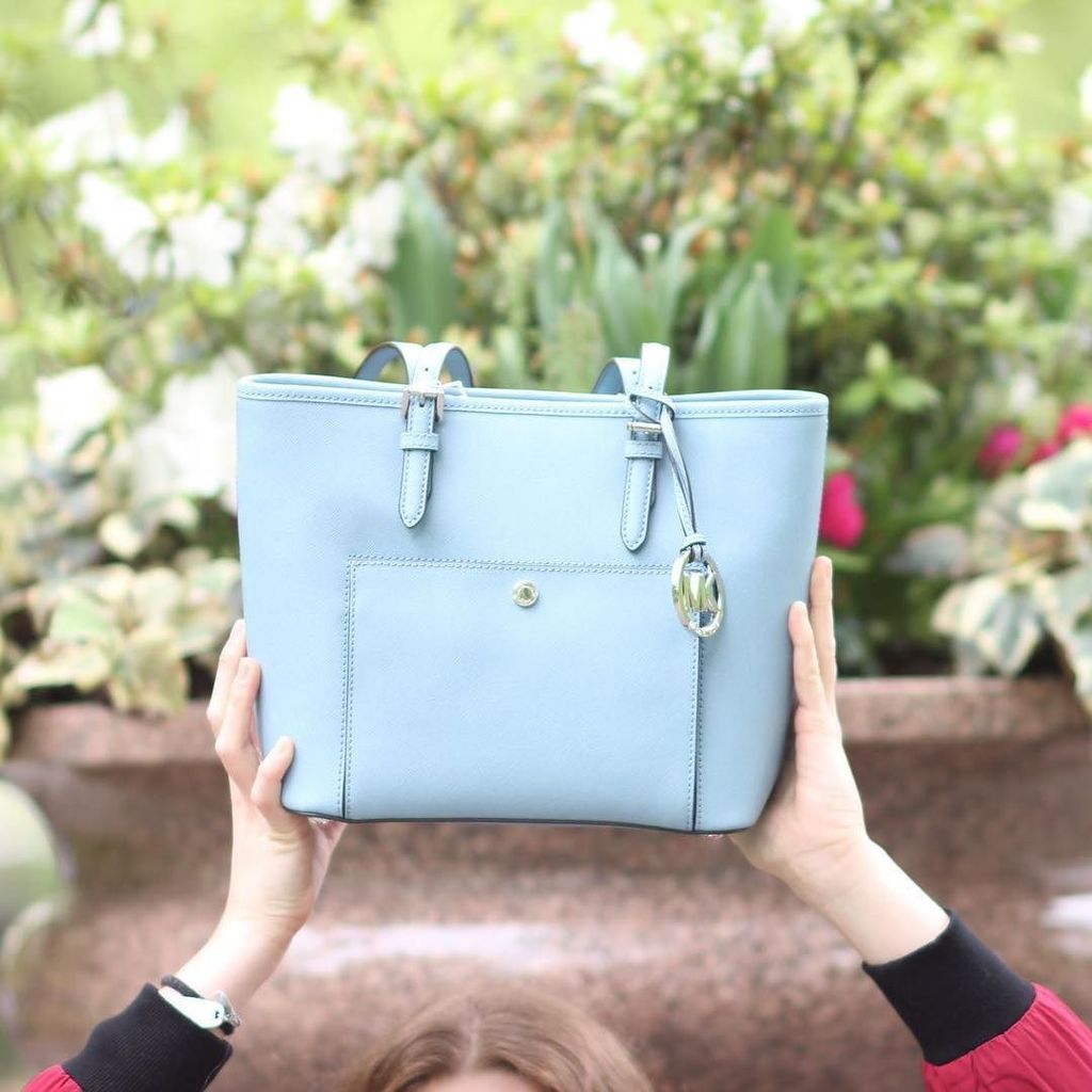 PursesForNurses's tweet photo. In full bloom with #MichaelKors Jet Set Travel Satchel #summertime #satchel #pursesfornurses #handbags #fashionforโฆ https://t.co/DalNgmvU9Z https://t.co/3aTy2r7IbH