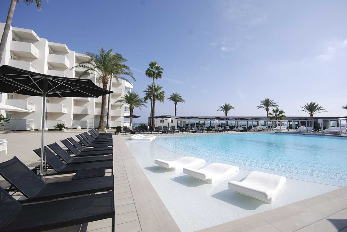 TheIbizaLife's tweet photo. For the perfect luxury #hotel in the heart of #Playad'enBossa @garbihotel offers rooms, restaurants and spa. #ibiza https://t.co/92IhfeuQtw