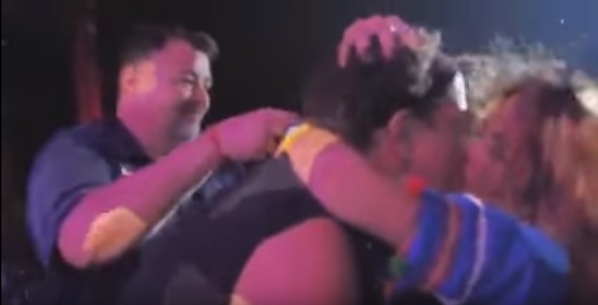 WRadioColombia's tweet photo. [Video] Fan de Carlos Vives se sube al escenario y le roba un apasionado beso  https://t.co/uhzqGQ3KrX https://t.co/002tKeFTPI