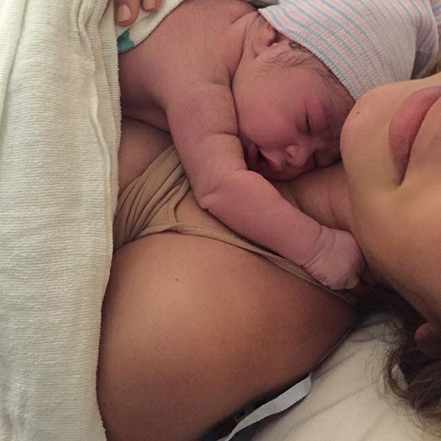 El pequeño Velkan Campbell Petrescu acaba de nacer muy sano y bastante pronto.