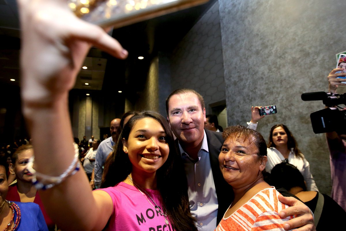 RafaMorenoValle's tweet photo. Estoy convencido del papel que las mujeres juegan en el desarrollo del país, impulsémoslas para que transformen sus sueños en proyectos. https://t.co/be6Ot8cCRz