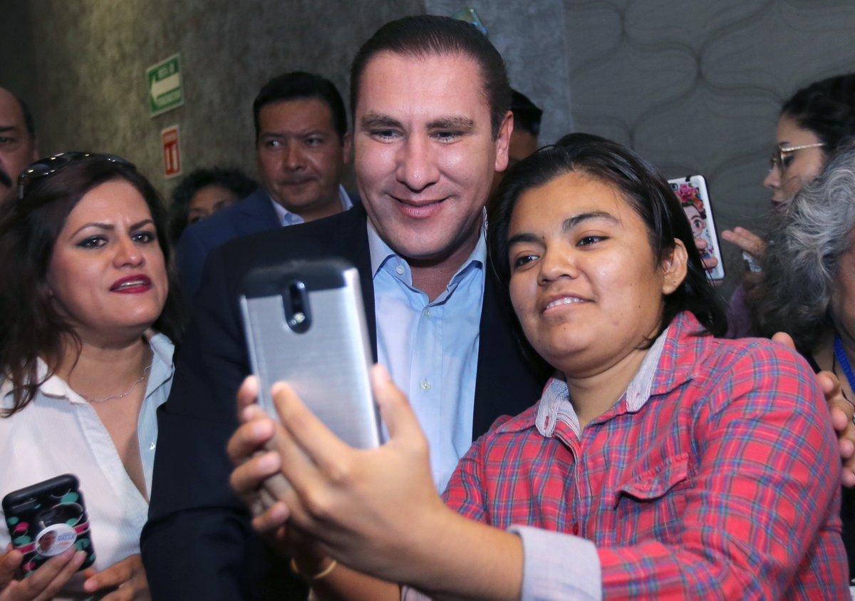 RafaMorenoValle's tweet photo. Estoy convencido del papel que las mujeres juegan en el desarrollo del país, impulsémoslas para que transformen sus sueños en proyectos. https://t.co/be6Ot8cCRz