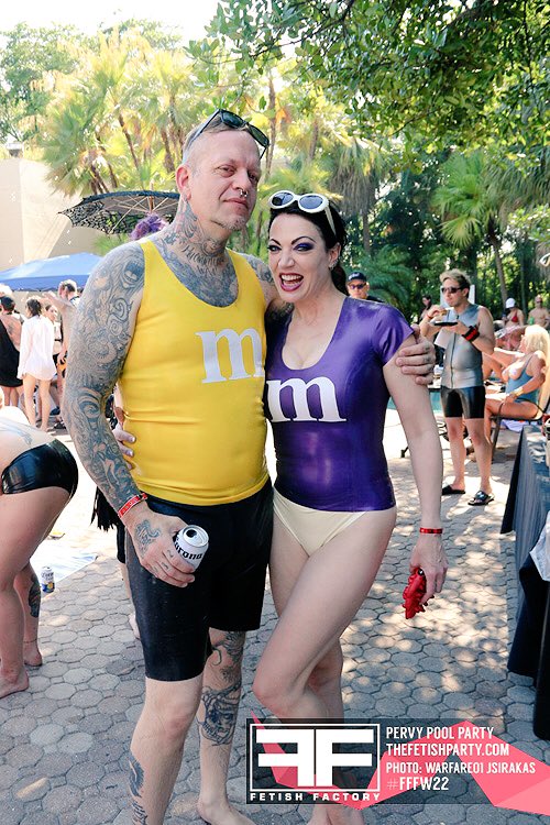 Warfare01JS's tweet photo. 📡🌞💦PERVY POOL PARTY👙Summer Fun⛱ @JeanBardot 🌹😘@fetishfactory 🦄🤣😈Weekend https://t.co/4IrAE7toX3 #FFFW22 #FetishParty #rubber #latex #M&M https://t.co/Rt6P4jKowg