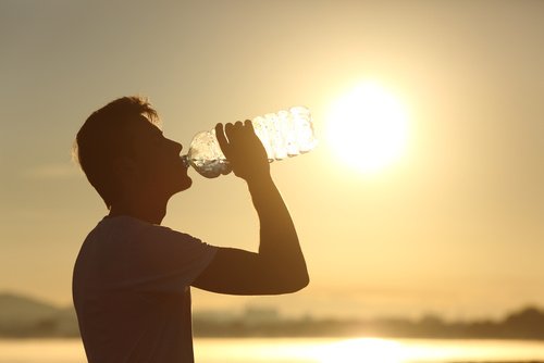 It's warm this week! Learn how to stay healthy in the heat and avoid heat-related illnesses: ow.ly/FrpS30dJMaK 🌞 #mn #summer #heat