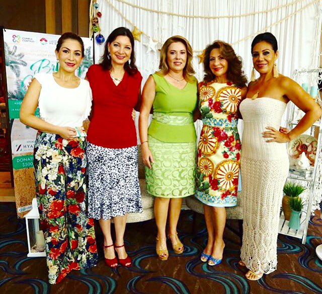 PE_Sureste's tweet photo. La diseñadora @PatriciasDesign presentó su nueva colección en #Cancun a beneficio de @DIF_Cancun. https://t.co/fFsq270upg