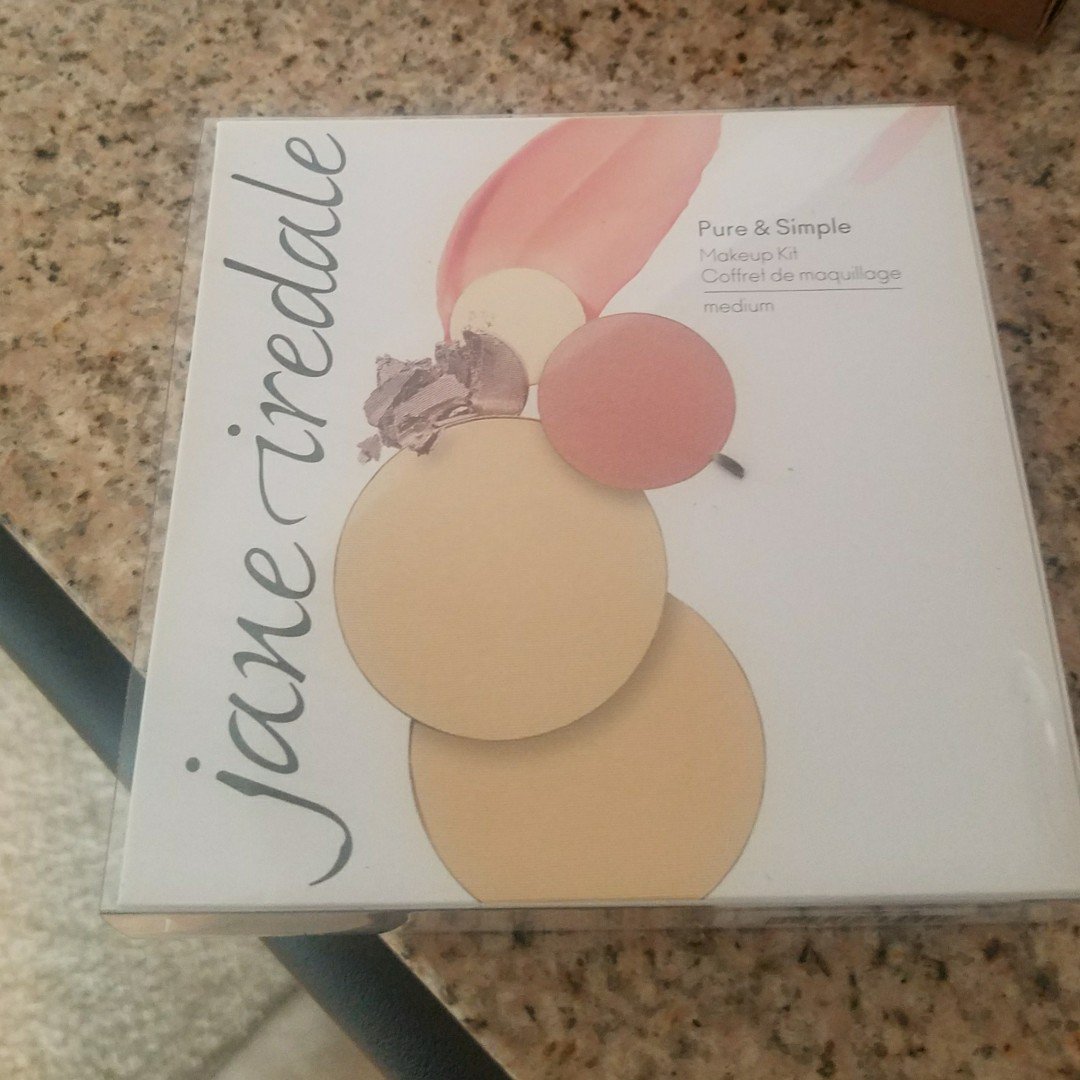 xXJustLiveLifeX's tweet photo. Just got this in the mail! #beautywithbrilliance #puresimpleyou #contest #complimentary @influenster @janeiredale https://t.co/zdfUxEbazy