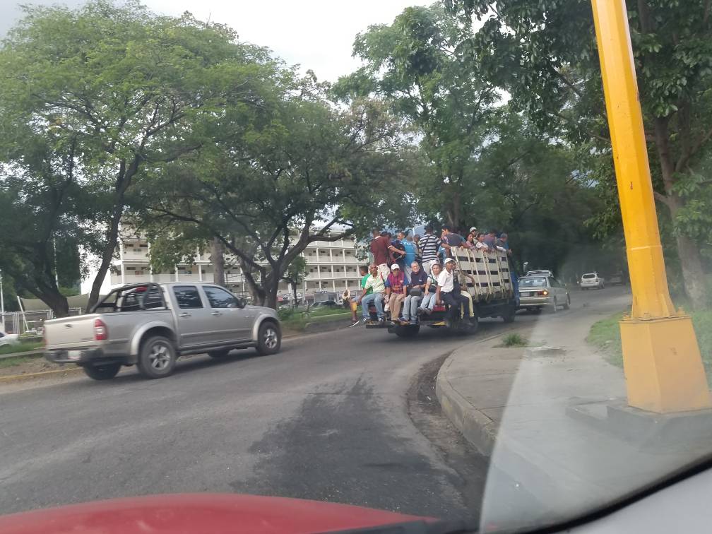 mariasan8's tweet photo. #18Julio #Venezuela #Maracay Así se trasladaba la gente esta tarde debido a paro parcial de transporte.Exigen subir pasaje a Bs.300 https://t.co/Cy12jY4XBN