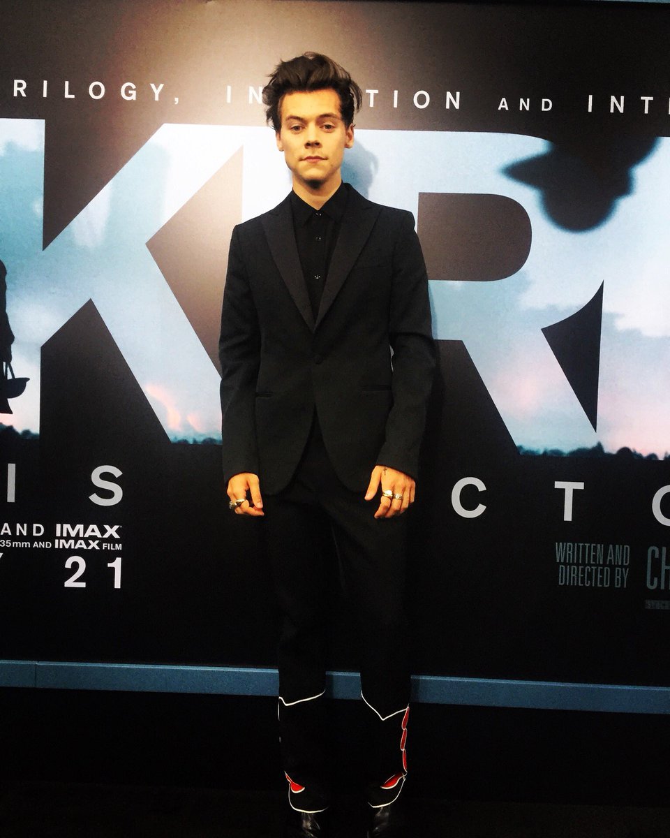 dunkirkmovie's tweet image. @Harry_Styles makes his acting debut on the black carpet at the premiere of #Dunkirk