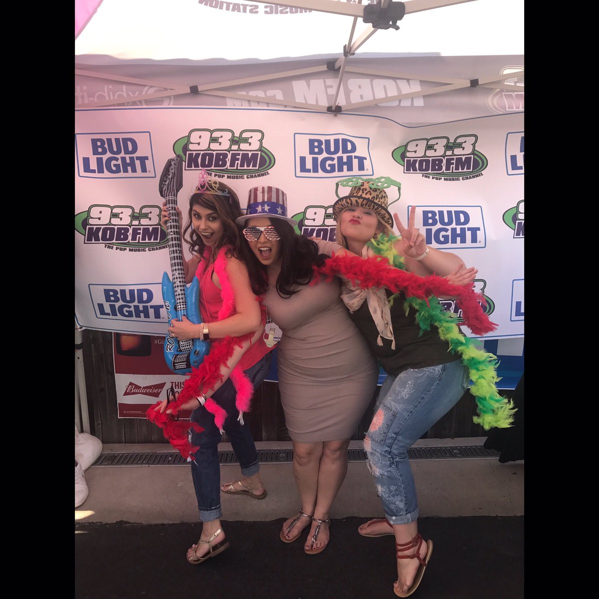 DScott03's tweet photo. The best ladies I could ever imagine seeing John Mayer with ❤️ #KOBFM https://t.co/HBDTZ3SIBK