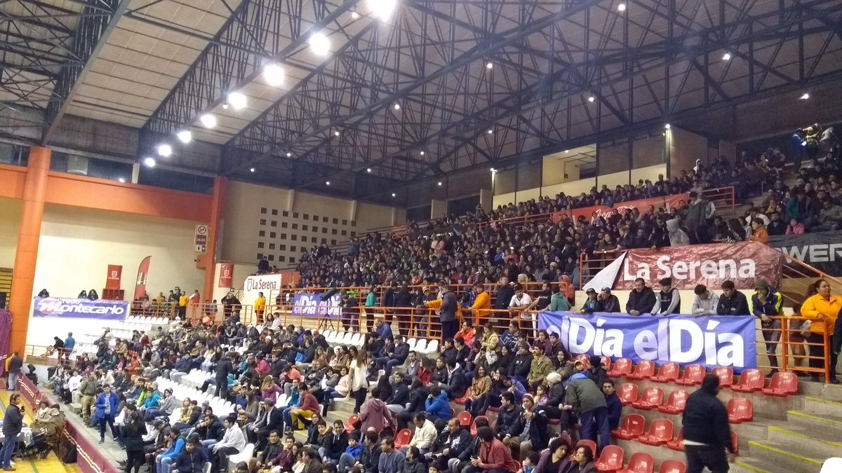 montecarlocl's tweet photo. A minutos de que comience este espectáculo de nivel mundial #HarlemGlobetrotters en #LaSerena https://t.co/3EJ6Fr2tvT