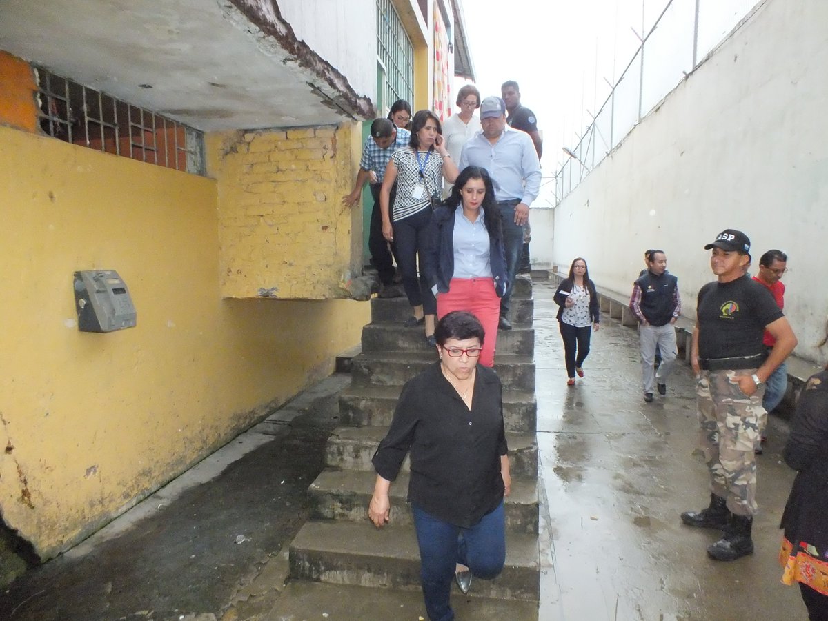 GoberElOro's tweet photo. Ministra @alvaradorosana  y Gdra @ROSALOPEZMACHUC visitan el  centro de rehabilitación social de #Machala https://t.co/MFPGXr1KDM