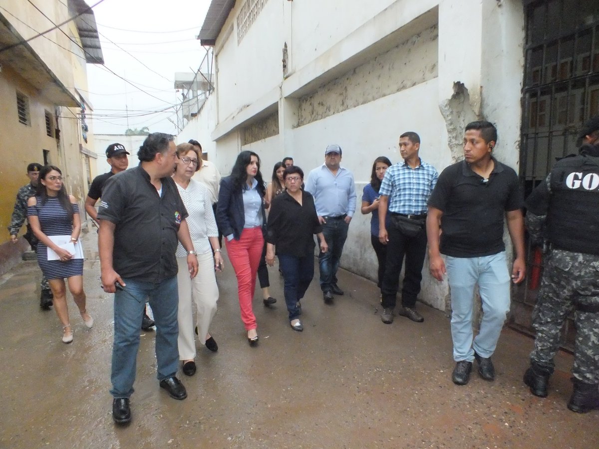 GoberElOro's tweet photo. Ministra @alvaradorosana  y Gdra @ROSALOPEZMACHUC visitan el  centro de rehabilitación social de #Machala https://t.co/MFPGXr1KDM