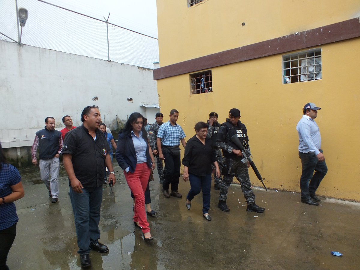 GoberElOro's tweet photo. Ministra @alvaradorosana  y Gdra @ROSALOPEZMACHUC visitan el  centro de rehabilitación social de #Machala https://t.co/MFPGXr1KDM