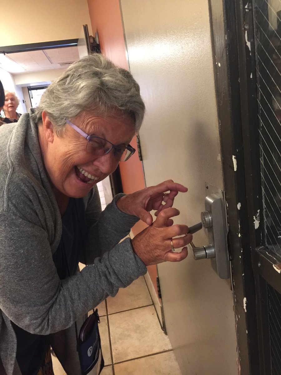 msdliObjectives's tweet image. No key? No problems. Toni has magic! #cltasb17