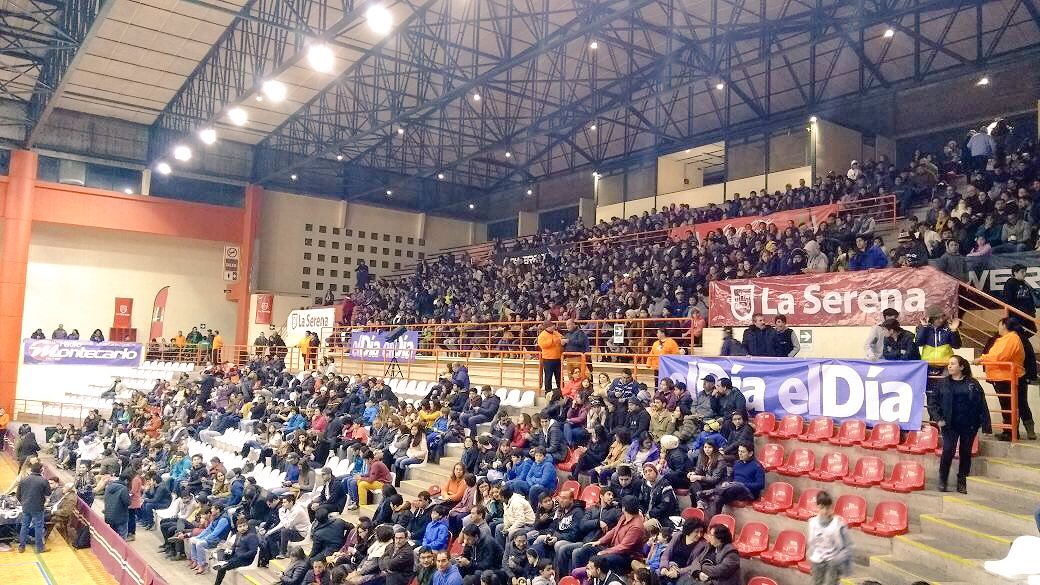 YerkoAvalos's tweet photo. A la espera de los #HarlemGlobetrotters gran cantidad de familias y amigos compartiendo 🏀💏👨‍👩‍👧👩‍👧👨‍👨‍👧‍👦👨‍👩‍👧‍👧🍀🌎 https://t.co/lvTqQNXBWk