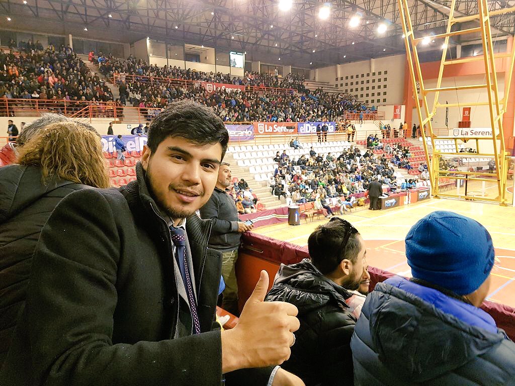 YerkoAvalos's tweet photo. A la espera de los #HarlemGlobetrotters gran cantidad de familias y amigos compartiendo 🏀💏👨‍👩‍👧👩‍👧👨‍👨‍👧‍👦👨‍👩‍👧‍👧🍀🌎 https://t.co/lvTqQNXBWk