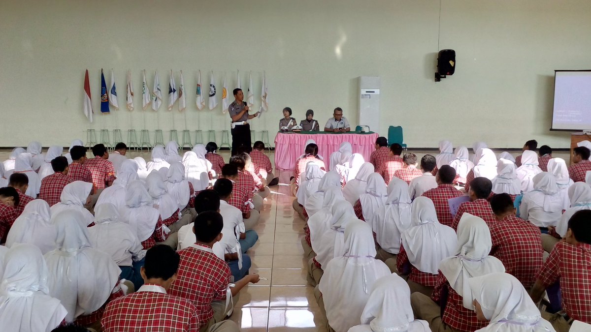 Polres Magetan mengisi materi di MPLS siswa baru SMAN 1 Magetan #MPLS @LantasResMGTN