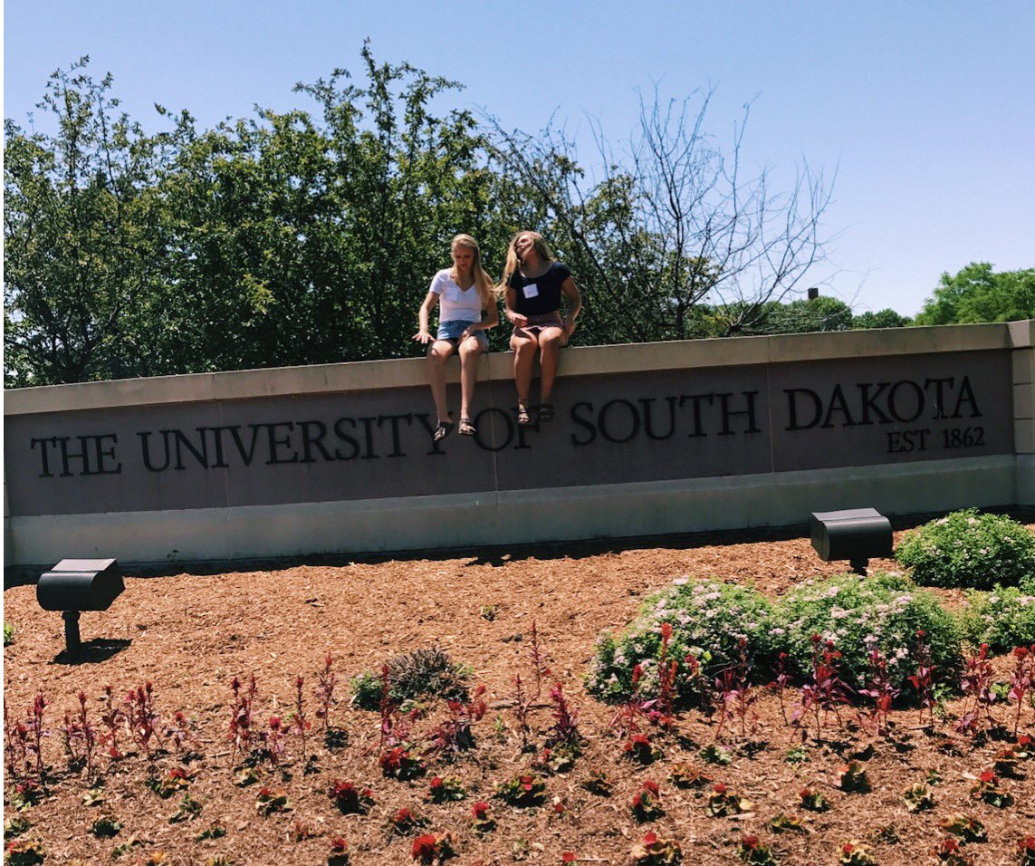 GracieOlson6's tweet photo. Okay so ready for college!! One month till South Dakota is our new home 😝@sidneyepp https://t.co/zPeRfu3c14