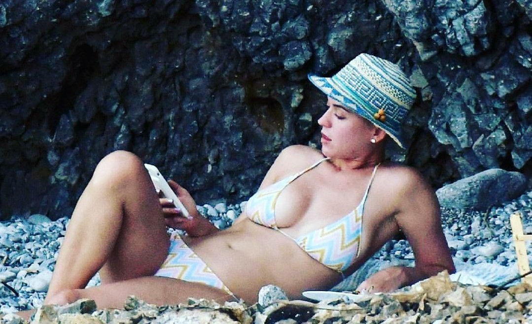 SweetSalvat0re's tweet photo. Katy Perry de vacaciones es yo todos los días de mí vida https://t.co/q7MDKTU7oy
