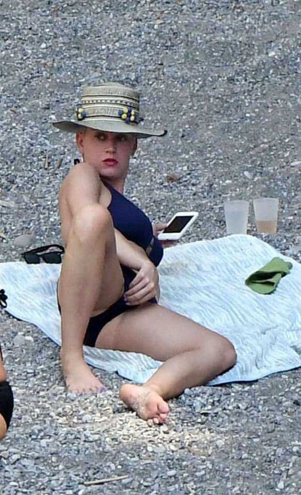 SweetSalvat0re's tweet photo. Katy Perry de vacaciones es yo todos los días de mí vida https://t.co/q7MDKTU7oy