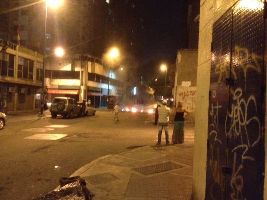 Sol651's tweet photo. PROTESTAS Se activa la candelaria Barricadas y quema de basura Contra la Dictadura de @NicolasMaduro https://t.co/doFdCX21r7