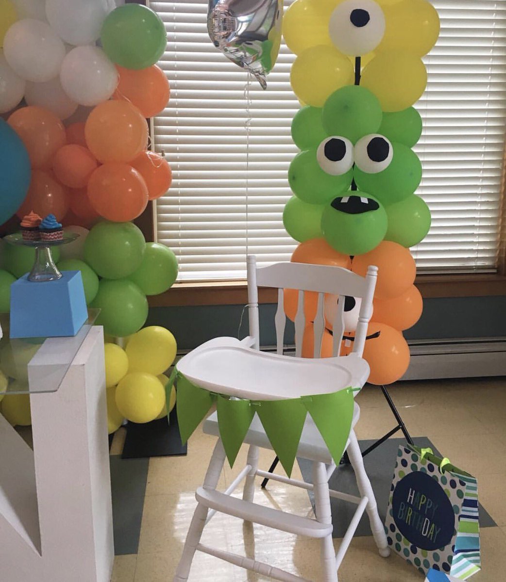 LittleCRentals's tweet photo. Our white baby high chair was the perfect fit for Aiden's 1st birthday celebration 🎉 beautiful job Skye and Rose Events #bostonmoms #boston https://t.co/uk85MbQITg