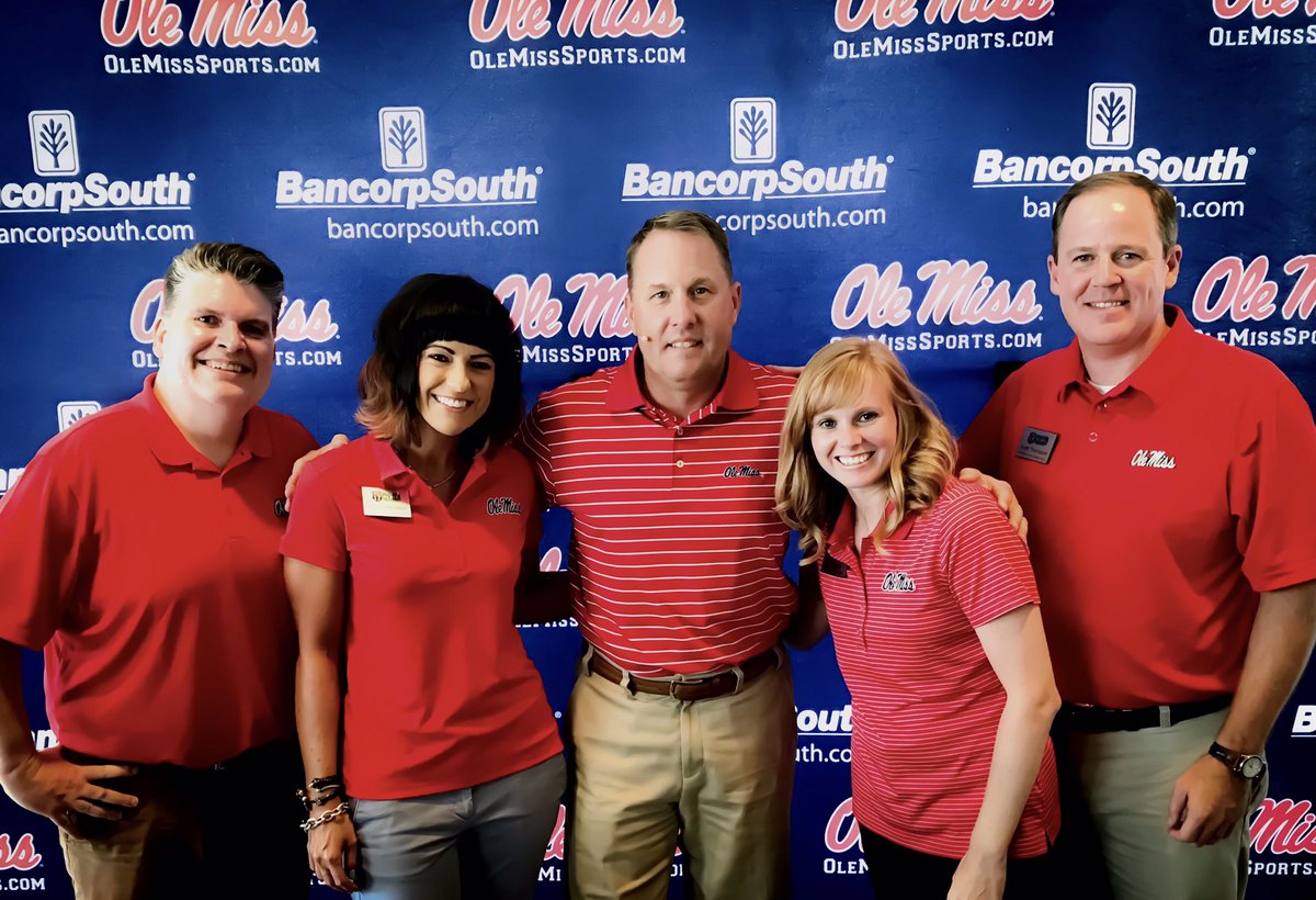 OleMissAlumni's tweet photo. It's a wrap! Thank you Jackson @OleMissRebels for helping @CoachHughFreeze @RossBjorkAD @UMchancellor @Purdom5ks end #RRT17 w/ a huge crowd! https://t.co/VaCvmLr1GH