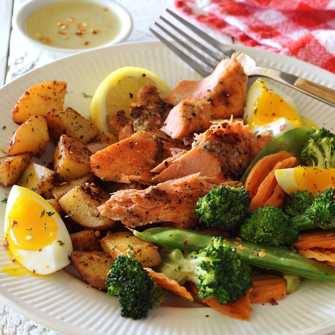 PaleoNewbie's tweet photo. @sizzlefishfit grilled salmon, stir fried fresh veggies and roasted white sweet potatoes. Perfect. ❤️
https://t.co/hrSP3qr4Sk https://t.co/RseXNTSwTK