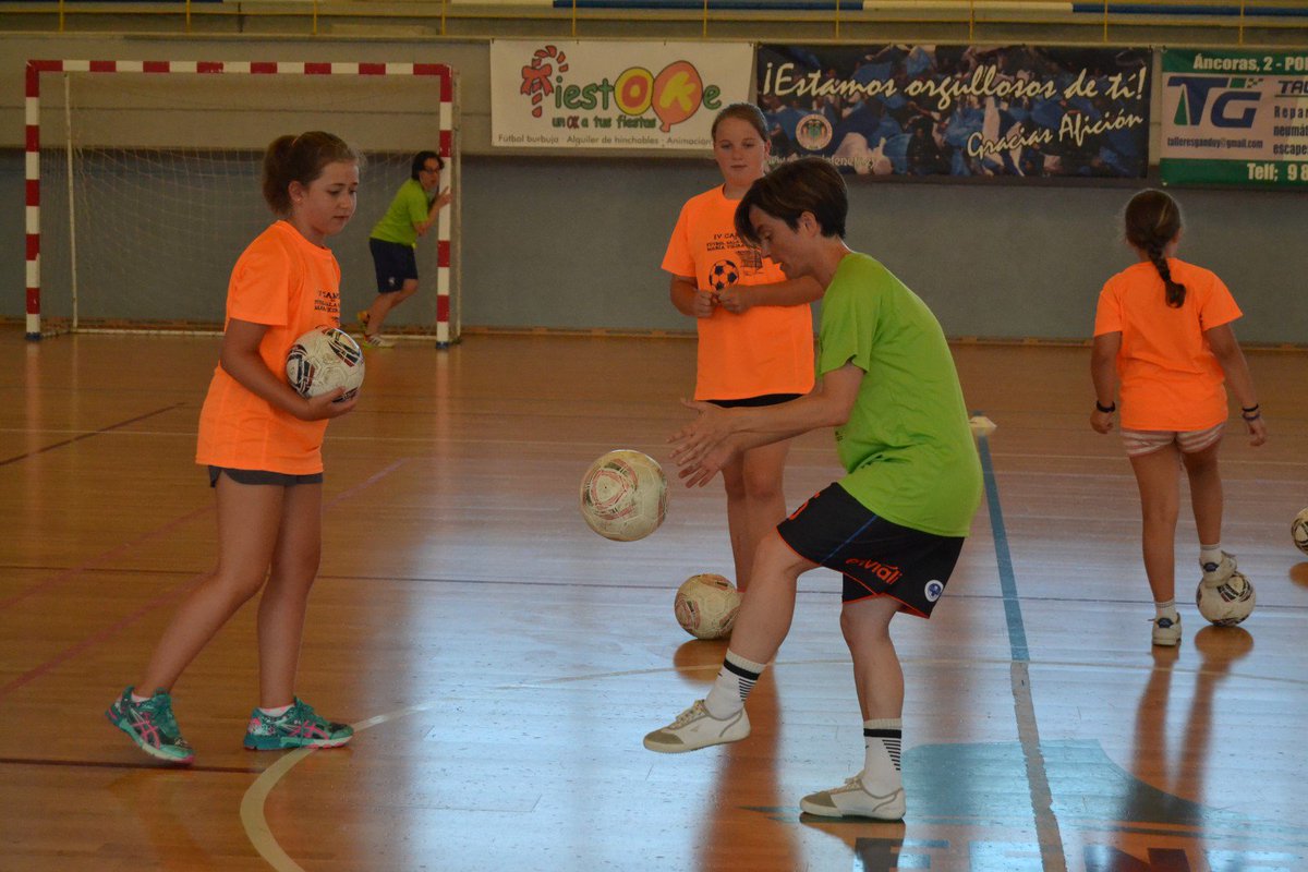 pabloprietoRFGF's tweet photo. Las jugadoras internacionales de la @SeFutbol sala @Vaneyvienen y @SeijasCouce  presentes en el @campusmavi https://t.co/NSGY3zCFFj https://t.co/haDZlp6Cfv