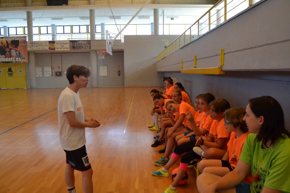 pabloprietoRFGF's tweet photo. Las jugadoras internacionales de la @SeFutbol sala @Vaneyvienen y @SeijasCouce  presentes en el @campusmavi https://t.co/NSGY3zCFFj https://t.co/haDZlp6Cfv