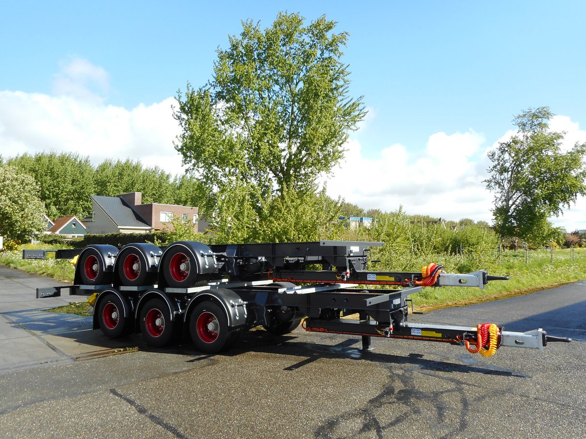 Burgtrailers's tweet photo. Mooie combi geworden !. Burg chassis met een van Beurden opbouw. De eerste 3-asser is gisteren door Transtolk in gebruik genomen. #transport https://t.co/fEYz7RSE0D