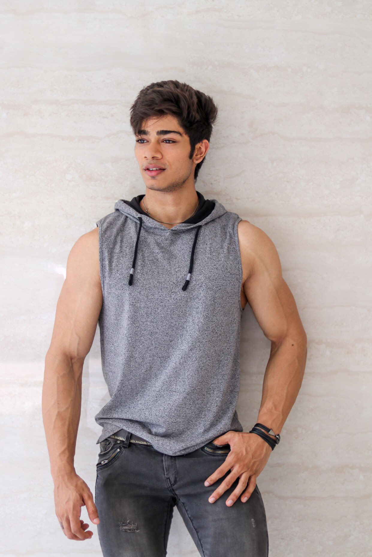 Hrx sleeveless hoodie outlet