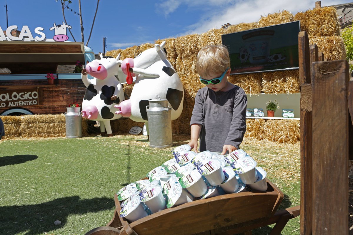 RECstores's tweet photo. Veu tastar els millors iogurts ecològics de @las2vacas ? Van ser a l'espai RecKids. Boníssims, naturals i ecològics! https://t.co/Os5Q4oyABT https://t.co/EmA4fFFCvJ