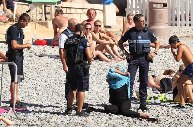 _Pourquoi's tweet photo. "FRANCE : burkini et voile scandalise le pays tout entier"

Il faudrait vraiment apprendre à balayer devant sa porte.. Votre hypocrisie là 😒 https://t.co/gRapmz6oid