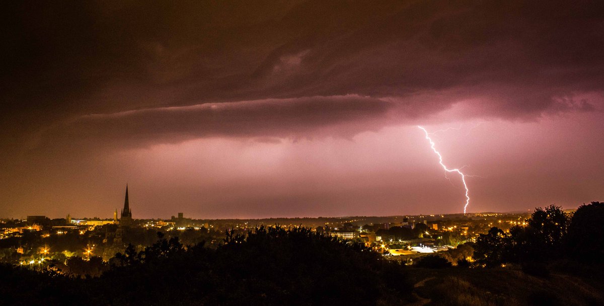 danholley_'s tweet image. First round of thunderstorms were a little 'camera shy' by the time they reached Norwich - only managed to capture a few strikes on camera⚡️