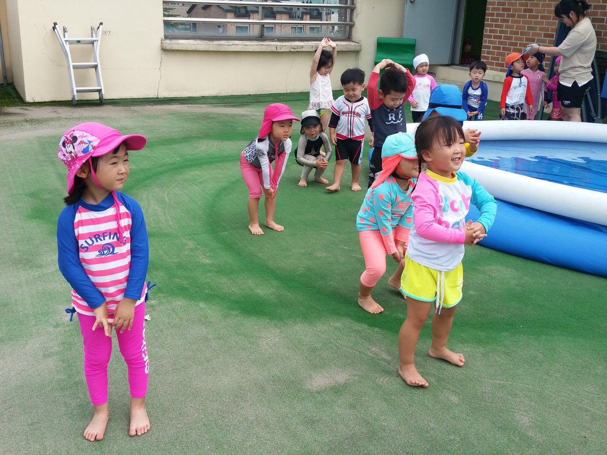 #성남시국공립고등동복지관어린이집 
오늘  만2세반 친구들의 물놀이 시작으로 원내물놀이가 시작 됩니다.. 폭염으로 푹푹 찌는 날씨에 시원한 물놀이로 여름을 즐겁게 보내고 있답니다.^^