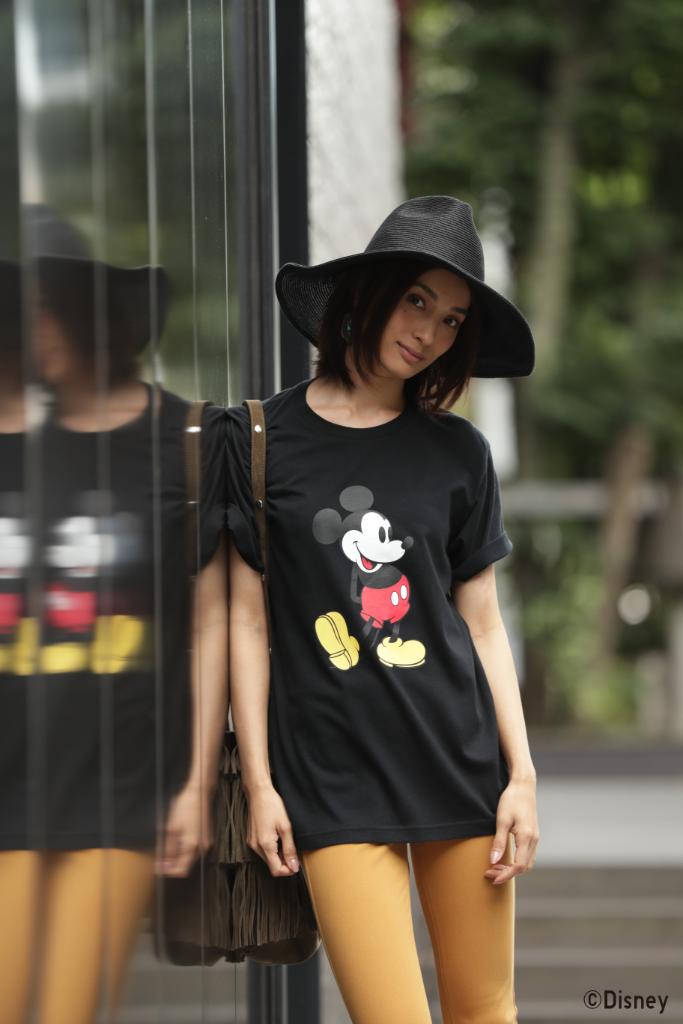 ユニクロ スタイリスト望月律子さんが提案する 真夏の ディズニー Tシャツコーデ カジュアルになりすぎない 女性らしさも出す絶妙なコーディネートがおすすめ ミッキースタンズ T Co 7gomtvtxmf ミッキーブルー T Co Ajqdv95wda