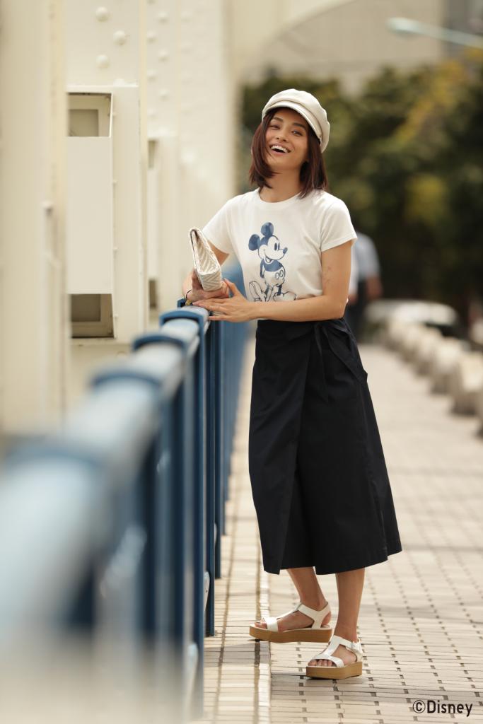 ユニクロ スタイリスト望月律子さんが提案する 真夏の ディズニー Tシャツコーデ カジュアルになりすぎない 女性らしさも出す絶妙なコーディネートがおすすめ ミッキースタンズ T Co 7gomtvtxmf ミッキーブルー T Co Ajqdv95wda