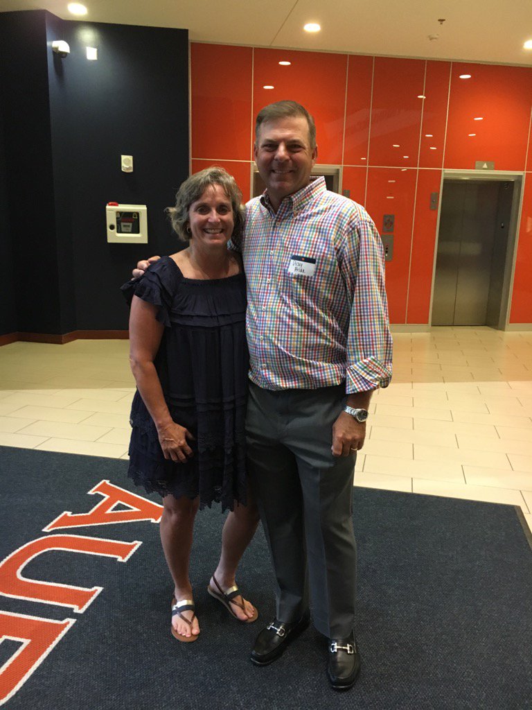 smaddox31's tweet photo. Fun time tonight @DickyPride 2 U of A grads playing a game of Pig on AU floor @BarbasolPGATOUR @GlobalGolfMgmt He won https://t.co/A9EwZkVe7T