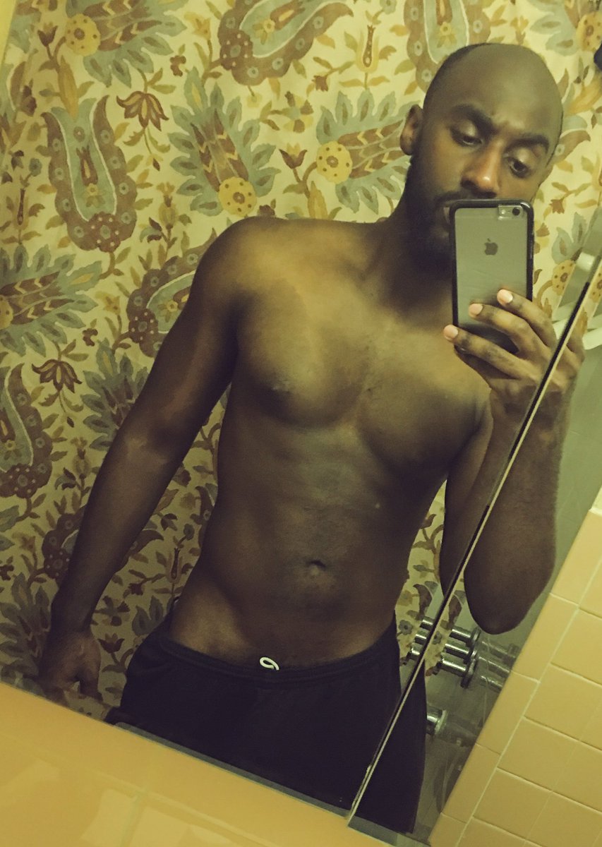 clyveSPEAKS's tweet photo. I was feeling myself after my showerπππ #gainzinprogress #gottakeeppushing #body https://t.co/11d1L3uFrI