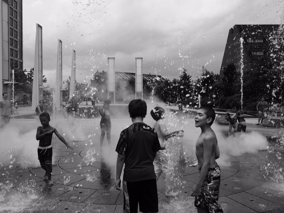 wolcottsworld's tweet photo. #greenway #Boston #children #play #fountain #Streetphotography #Monochrome #olympus #penf https://t.co/UuPmmbirdV